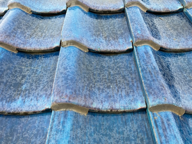 名古屋市千種区にて屋根の確認・不適切な施工によるトラブルが多いラバーロックが施されていました